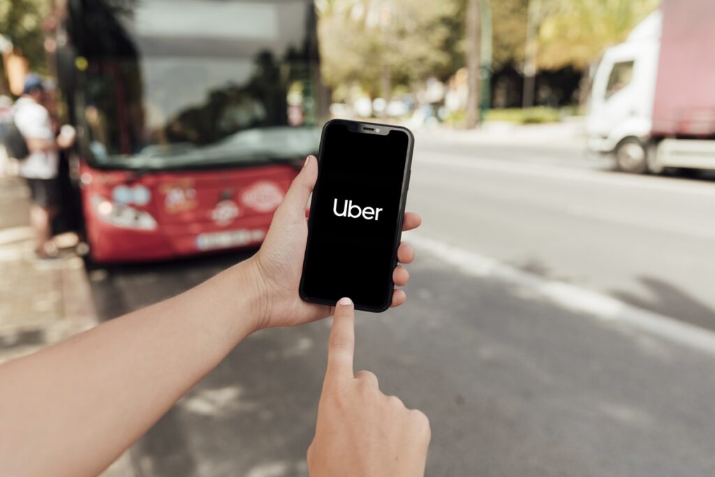 Investors monitor Uber stock as analysts weigh revenue growth against near-term earnings pressure.
