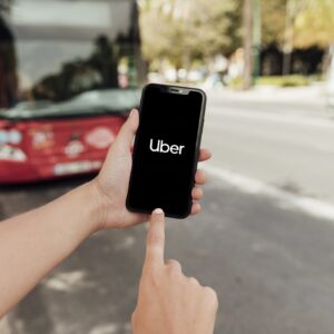 Investors monitor Uber stock as analysts weigh revenue growth against near-term earnings pressure.