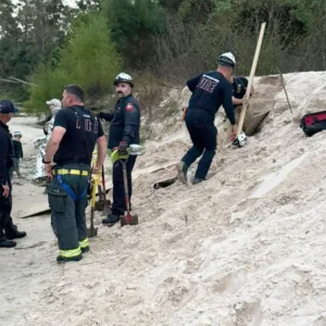 Texas Sand Collapse Rescue: Father and First Responders Save 12-Year-Old in Near-Tragedy