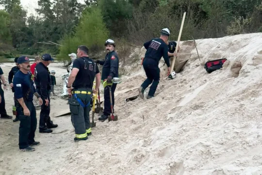 Texas Sand Collapse Rescue: Father and First Responders Save 12-Year-Old in Near-Tragedy