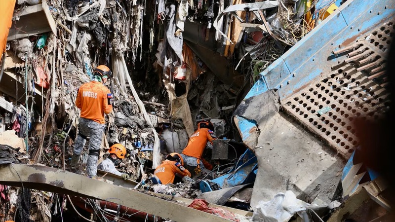 Rescuers Detect Signs of Life After Garbage Avalanche